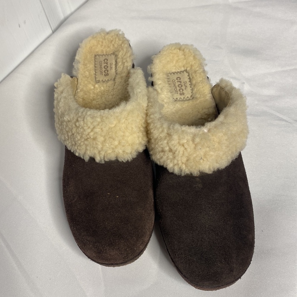 Crocs Sarah Luxe Sherpa Shearling Lined Suede Leather Clog Mules Express… - Picture 4 of 8
